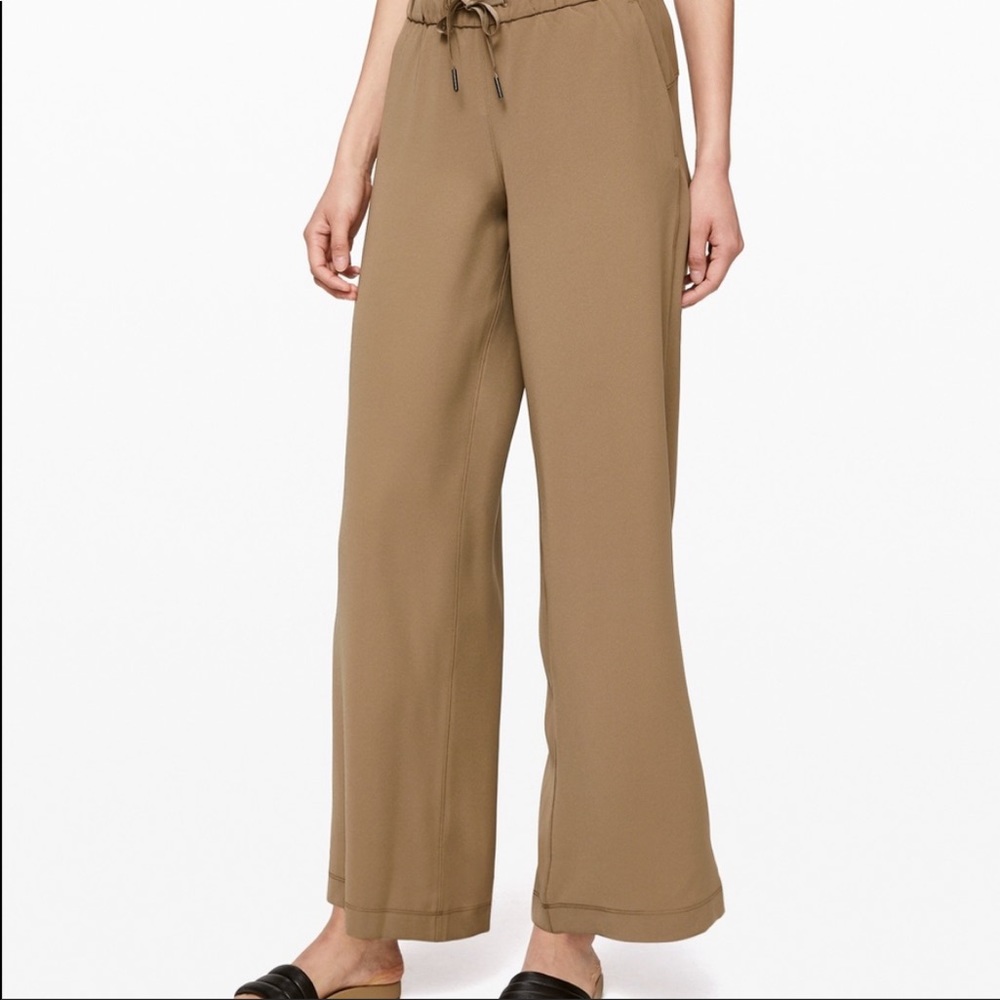 Never worn! Lululemon On the Fly Wide-Leg Pant